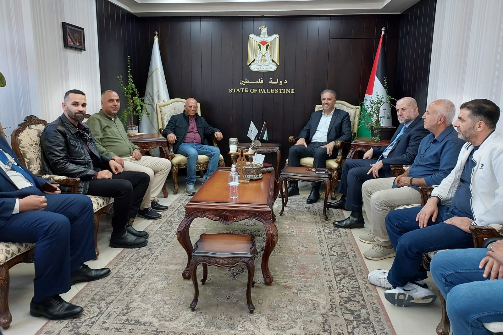 المشرف العام على الإعلام الرسمي الوزير أحمد عساف يستقبل الأسير المحرر، عضو اللجنة المركزية لحركة "فتح" القائد المناضل كريم يونس